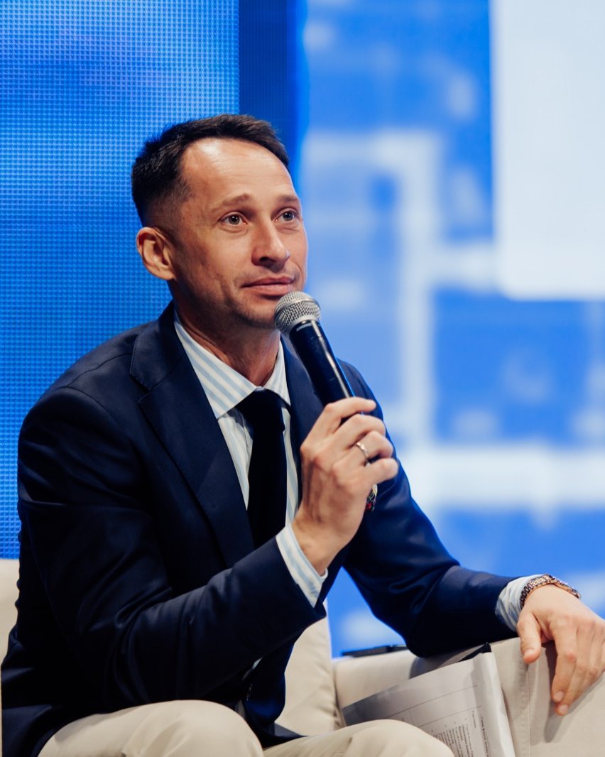 Станислав Ерёмин модерирует сессию на строительном форуме 2025